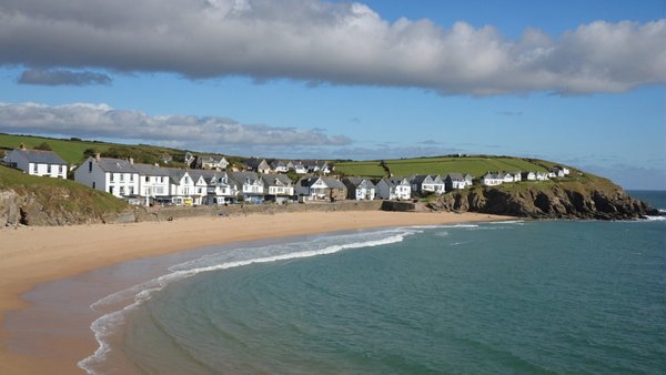 What Are the Financial Risks of Investing in Coastal Properties in Cornwall as Sea Levels Rise?